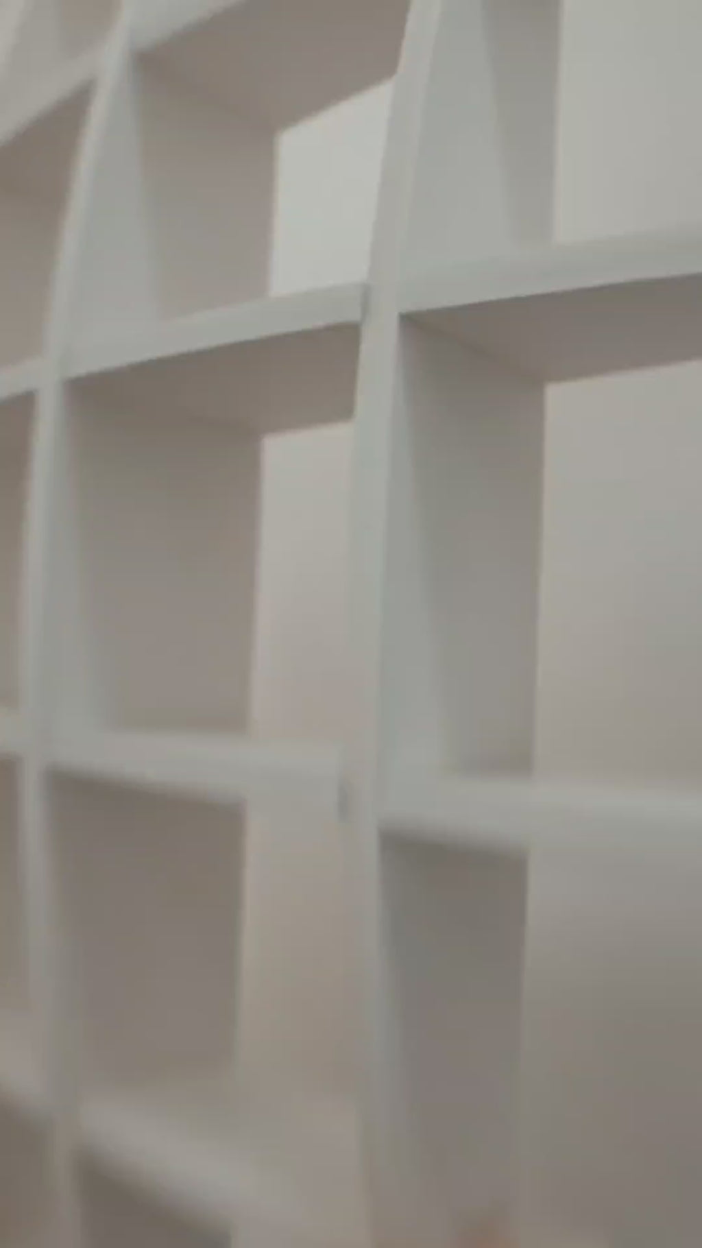 رف جداري عصري بتصميم مميز